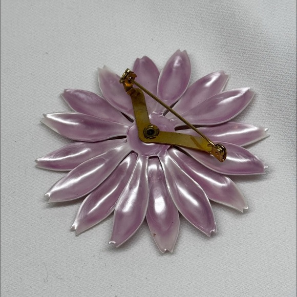 Large Lavender Daisy Brooch Vintage 1960s Excellent Condition - Picture 4 of 4